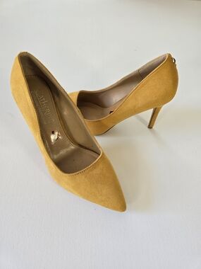 Catherine Malandrino Yellow Suede Pointed-Toe Stiletto Pumps Sz 7